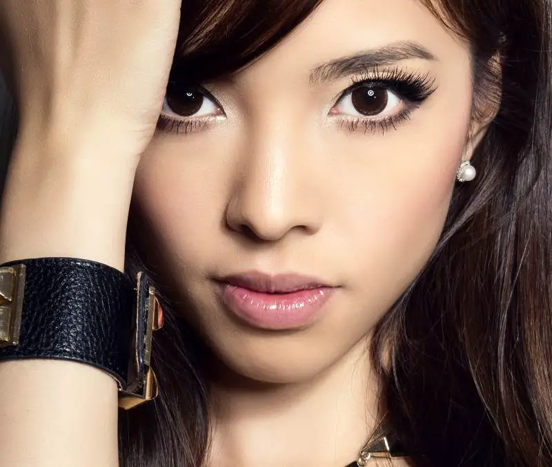beautiful-asian-woman-wearing-japanese-beauty-products