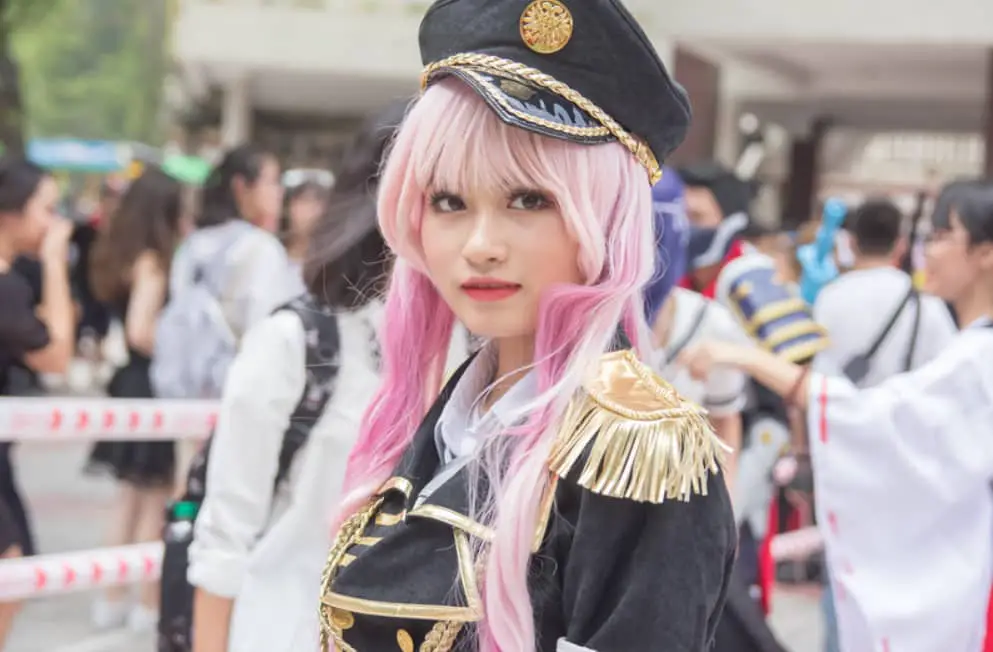 girl wearing jotaro style cosplay hat
